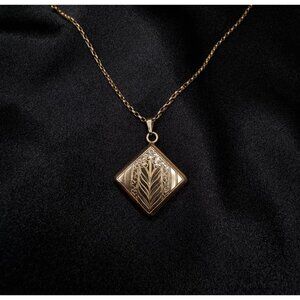 Vintage 1940S - 1950S Gold-Tone Floral Locket Necklace On Delicate Chain
